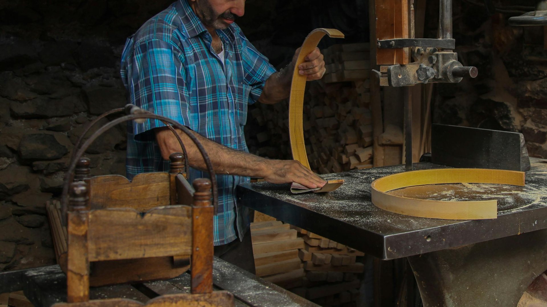 Atelier de menuiserie Busnot, copeaux de bois et outils sur établi